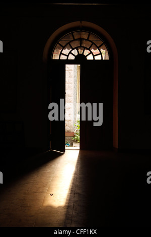 Luce proveniente attraverso una porta aperta, il Maharaja's College di Ernakulam,l'India Foto Stock