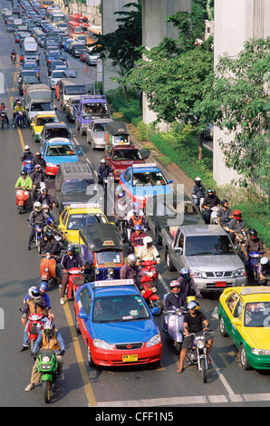 Thailandia, Bangkok, Scena di strada con pesanti della congestione del traffico Foto Stock
