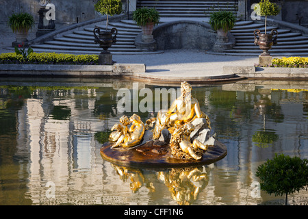 Statue in una fontana, il castello di Linderhof, Baviera, Germania, Europa Foto Stock