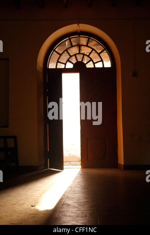 Luce proveniente attraverso una porta aperta in una stanza buia la notte.  Monocromatico Foto stock - Alamy