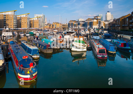 Limehouse Basin e Canary Wharf oltre a Londra, Inghilterra, Regno Unito, Europa Foto Stock