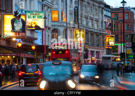 Theatreland, Shaftesbury Avenue, London, England, Regno Unito, Europa Foto Stock