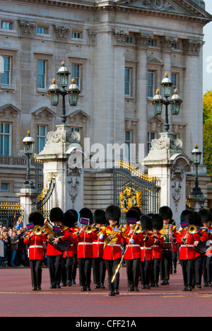 Cambio della Guardia, Buckingham Palace, London, England, Regno Unito, Europa Foto Stock