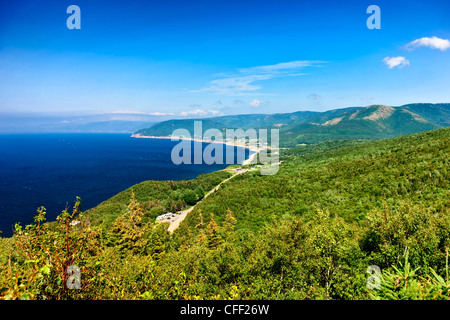 Vista della Baia di piacevole dalla pesca Cove lookout, Cape Breton Highlands National Park, Nova Scotia, Canada Foto Stock