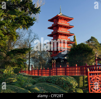 Tour Japonaise, torre giapponese nella luce del sole, Bruxelles, Belgio, Europa Foto Stock