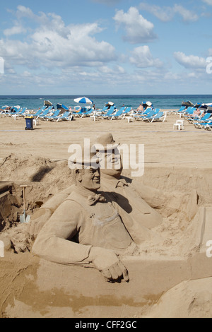 Laurel e Hardy la scultura di sabbia sulla spiaggia in Spagna Foto Stock