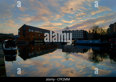 UK,South Yorkshire,Sheffield,Bacino del canale al tramonto Foto Stock