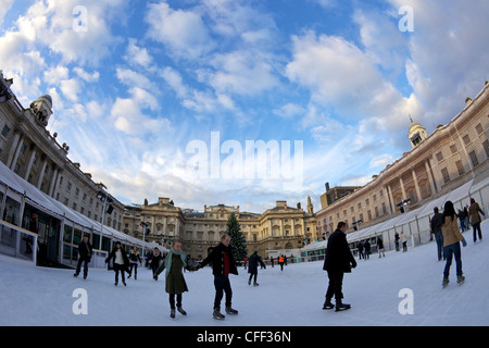 I pattinatori pattinaggio su fuori pista di pattinaggio su ghiaccio, Somerset House, London, England, Regno Unito, Europa Foto Stock