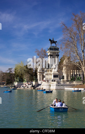 Gite in barca sul lago in barca di El Estanque nel sole primaverile, il Parque del Retiro (Retiro Park), Madrid, Spagna, Europa Foto Stock