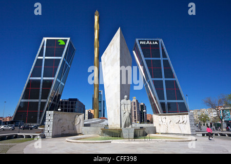 Torri Kio (Torres Kio) alla fine del Paseo de la Castellana e a Plaza de Castilla, Madrid, Spagna, Europa Foto Stock