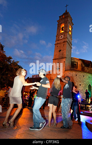 Una notte di Salsa Dancing, Place de la Republique, Porto Vecchio, in Corsica, Francia Foto Stock