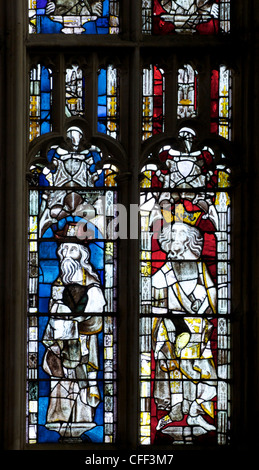Il vetro macchiato dell Apostolo San Giacomo il Grande, Cattedrale di Gloucester, Gloucester, Gloucestershire, England, Regno Unito Foto Stock