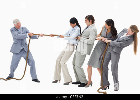 La gente di affari tirando una fune contro il loro capo Foto Stock