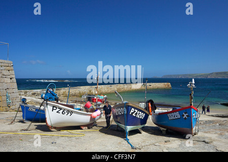 Barche da pesca in porto, Sennen Cove, West Penwith, Cornwall, England, Regno Unito, Europa Foto Stock