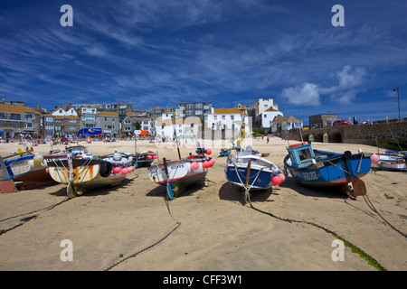 Barche da pesca in porto vecchio, St. Ives, Cornwall, England, Regno Unito, Europa Foto Stock