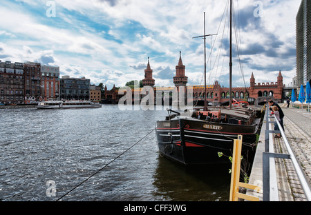 Il treno suburbano, Ponte Oberbaum, Friedrichshain di Berlino, Germania Foto Stock