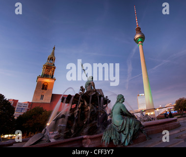 Fontana di Nettuno, St Marys Chiesa, la torre della televisione, Alexander Square, Berlin Mitte, Berlin, Germania Foto Stock