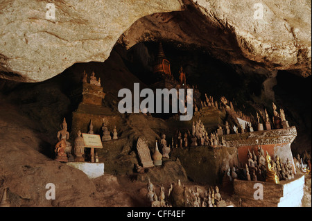Statue di Buddha, Pak Ou le grotte, del fiume Mekong, a nord di Luang Prabang, Laos Foto Stock