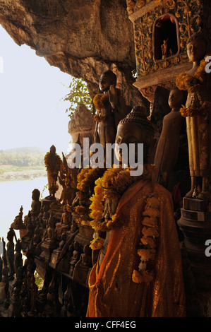Statue di Buddha, Pak Ou le grotte, del fiume Mekong, a nord di Luang Prabang, Laos Foto Stock