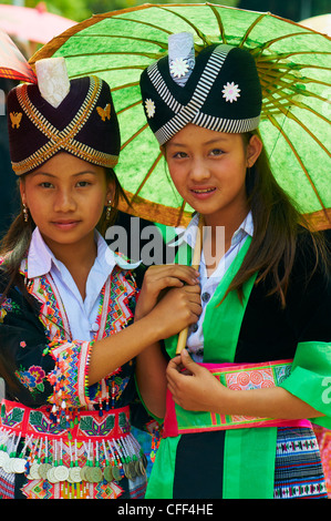 Giovani donne Hmong in abito tradizionale, Lao Anno Nuovo festival, Luang Prabang, Laos, Indocina, Asia sud-orientale, Asia Foto Stock