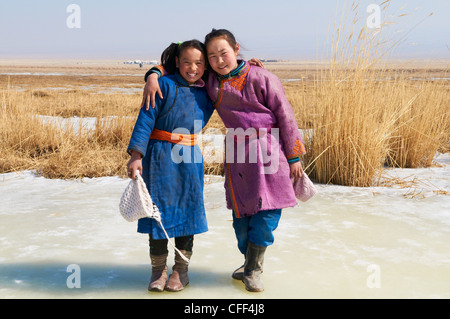 Giovani ragazze mongola in costume tradizionale (deel), Provincia di Khovd, Mongolia, Asia Centrale, Asia Foto Stock