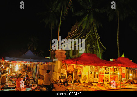 Nightmarket nella parte anteriore del Wat Ho Pha Bang, parte del Royal Palace, a Luang Prabang, Laos Foto Stock