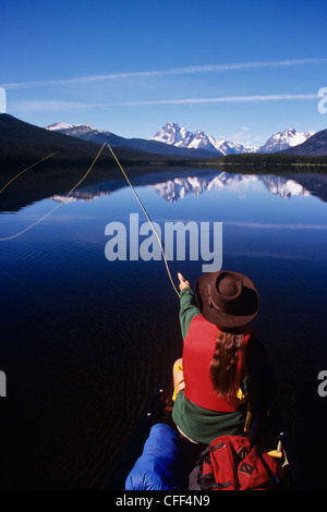 La pesca da canoe su Turner laghi, Tweedsmuir Park, regione Chilcotin, British Columbia, Canada. Foto Stock