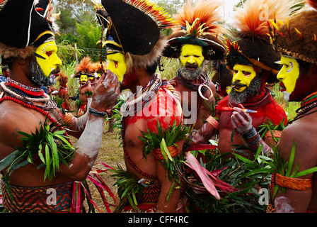 Spettacolo Culturale con gruppi etnici, cantare cantare di Mount Hagen, Highlands Occidentali, Papua Nuova Guinea, Pacific Foto Stock