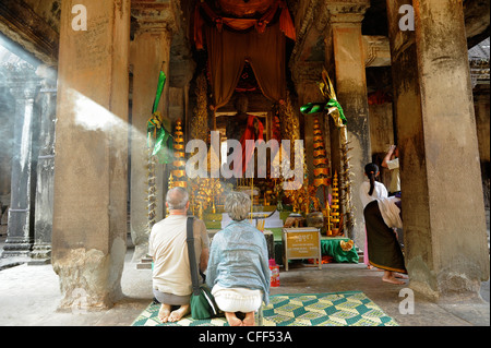 Anziano turista giovane all altare buddista, Angkor Vat, Cambogia, Asia Foto Stock