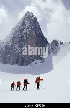 Backcountry sciatori lo sci-alpinismo vicino Snowpatch Foto Stock