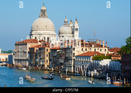 La Chiesa di Santa Maria della Salute e il Grand Canal, visto dal Ponte dell'Accademia, Venezia, Veneto, Italia Foto Stock