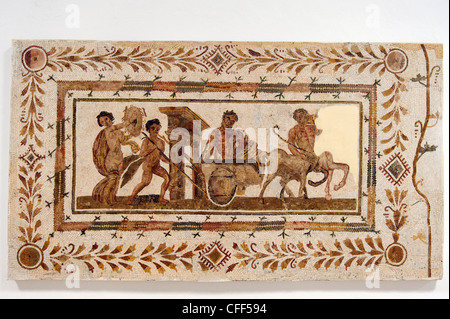 El Jem. La Tunisia. Vista del III secolo d.c. incredibile Mosaico Romano ora conservate nel museo. Esso raffigura drunken Dioniso essendo Foto Stock