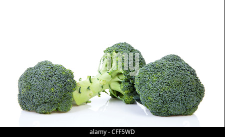 Fresche verdure broccoli isolati su sfondo bianco Foto Stock