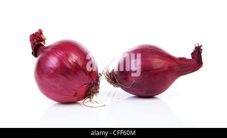Due cipolla rossa isolato su sfondo bianco Foto Stock