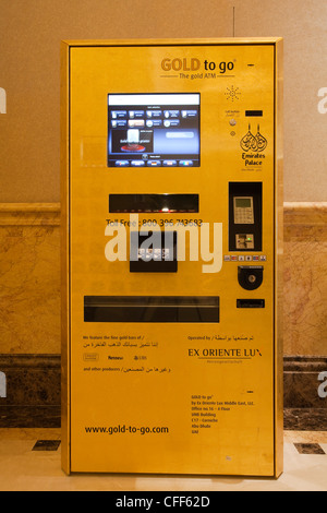 ATM di erogazione delle monete in oro e bar, lobby di Emirates Palace Hotel Abu Dhabi, Emirati Arabi Uniti Foto Stock