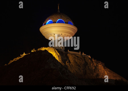 Bruciatore di incenso a forma di torre di avvistamento di notte, Muscat Masqat, Oman, Penisola arabica Foto Stock