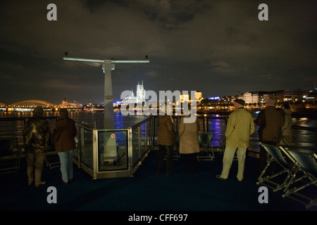La cattedrale di Colonia di notte, visto da crociera sul fiume Reno nave MS Bellevue, TC Bellevue, TransOcean Kreuzfahrten, Colonia, Nord Foto Stock
