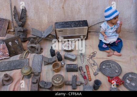 Ragazzo in un mercato delle pulci a Sanaa, Yemen, Medio Oriente, Asia Foto Stock