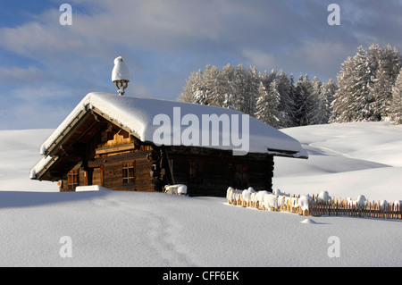 Coperta di neve rifugio alpino, Alpe di Siusi e lo Sciliar, Alto Adige, Italia, Europa Foto Stock