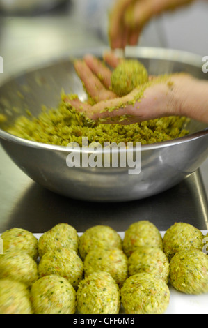 Preparazione di gnocchi con l'aglio orsino, Pretzhof, Tulfer, Alto Adige, Alto Adige, Italia, Europa Foto Stock