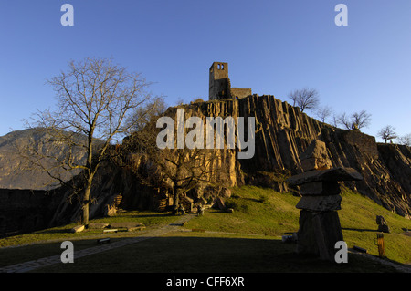 Vista del castello Sigmungskron su una roccia, Bolzano, Alto Adige, Alto Adige, Italia, Europa Foto Stock