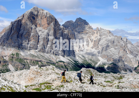Gli escursionisti in montagna paesaggio sotto cielo velato, Dolomiti ampezzane, Alto Adige, Alto Adige, Italia, Europa Foto Stock