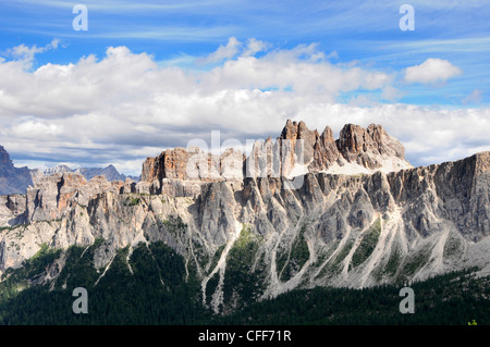 Paesaggio di montagna sotto il cielo velato, Dolomiti ampezzane, Alto Adige, Alto Adige, Italia, Europa Foto Stock