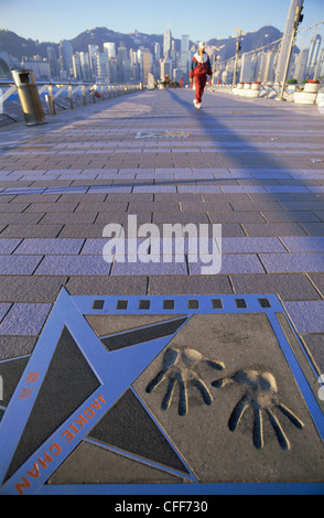 Cina, Hong Kong Kowloon, Tsim Sha Tsui, Viale delle Stelle, Jackie Chan Handprints Foto Stock