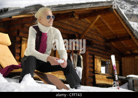 Donna bionda davanti al rifugio alpino, Alto Adige, Alto Adige, Italia, Europa Foto Stock