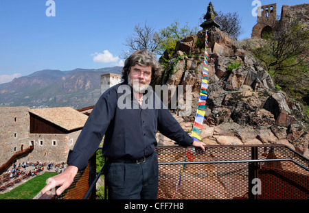 Reinhold Messner nella parte anteriore del castello Firmiano con Messner Mountain Museum, Alto Adige, Alto Adige, Italia, Europa Foto Stock