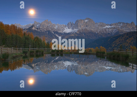 Wuhn Weiher con la luna piena, Tiersertal, Valle Isarco, Alto Adige, Alto Adige, Italia Foto Stock