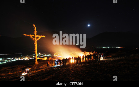 Alto Adige personalizzato, flaming lancio del disco, Val Venosta, Alto Adige, Alto Adige, Italia Foto Stock