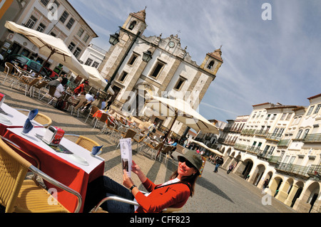 Portogallo Alentejo: Turistica seduto al Café Giraldo a piazza centrale Praça do Giraldo Foto Stock