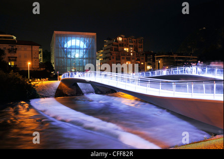 Ponte illuminato nella parte anteriore del museo di notte, Bolzano, Alto Adige, Alto Adige, Italia, Europa Foto Stock